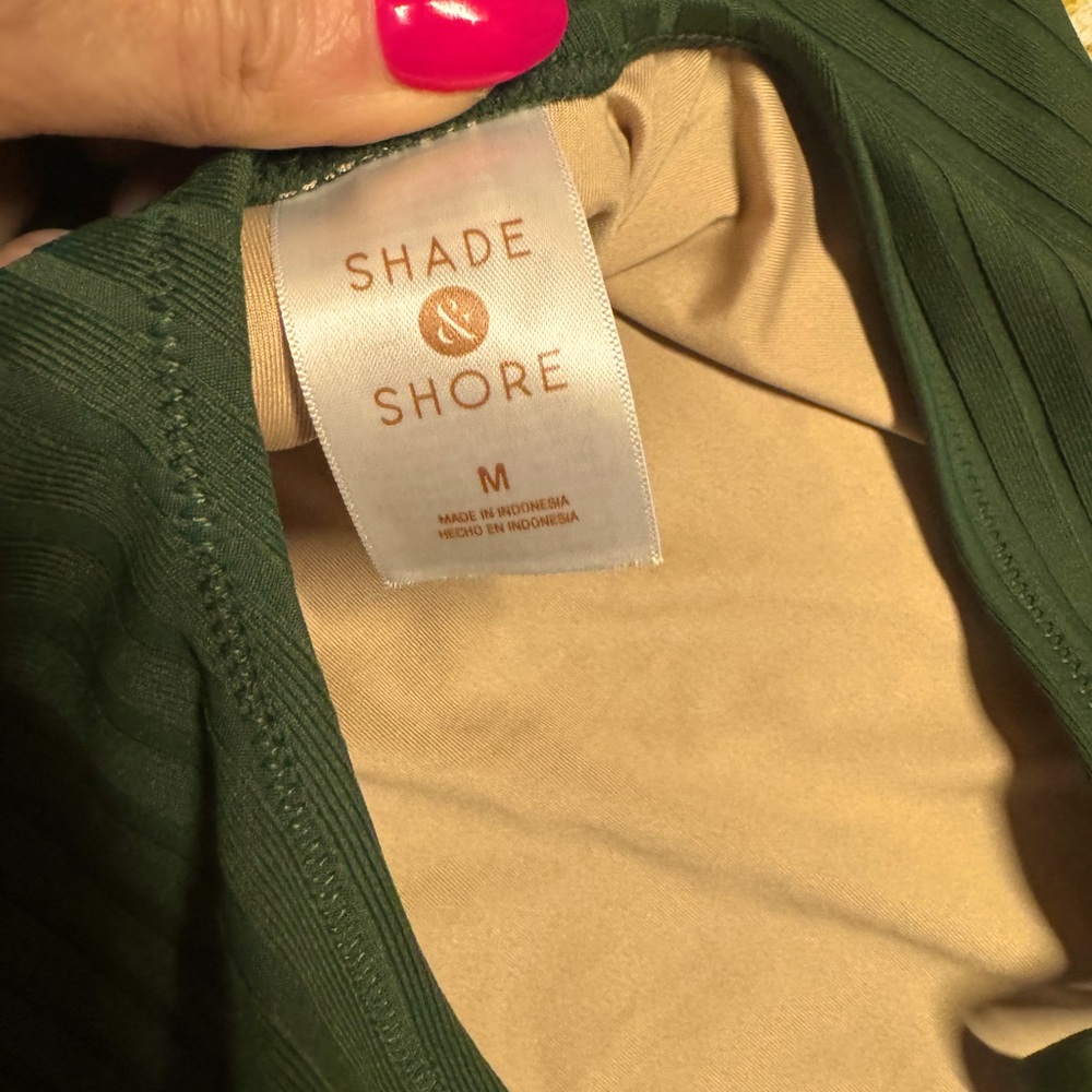 Women’s Shade & Shore One piece wired swimsuit ribbed Green size Medium NWT